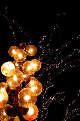 Des ballons dans la nuit